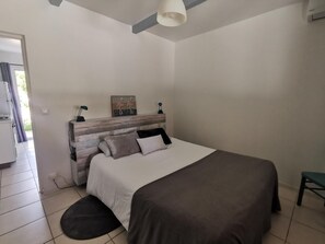 2 bedrooms, iron/ironing board, internet, bed sheets