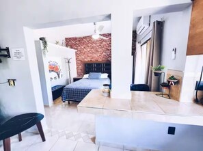 1 dormitorio, tabla de planchar con plancha, wifi y ropa de cama
