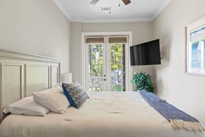 3 chambres, bureau, fer et planche à repasser, lit parapluie