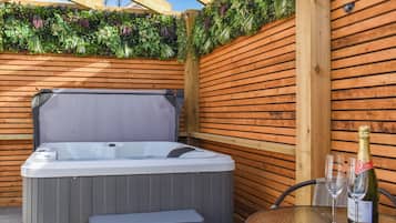 Bañera de hidromasaje al aire libre