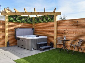 Outdoor spa tub - 1 bedroom accommodation in Bridlington (Bridlington)