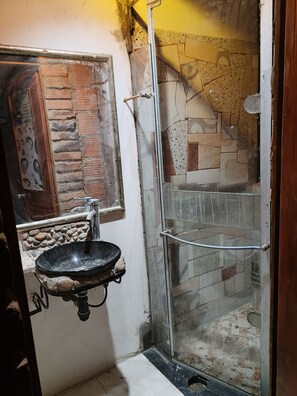 Regadera, toallas, jabón, papel de baño 