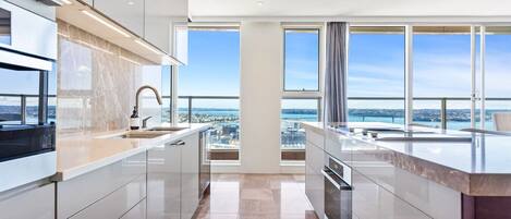 Jääkaappi, mikroaaltouuni, uuni, liesi