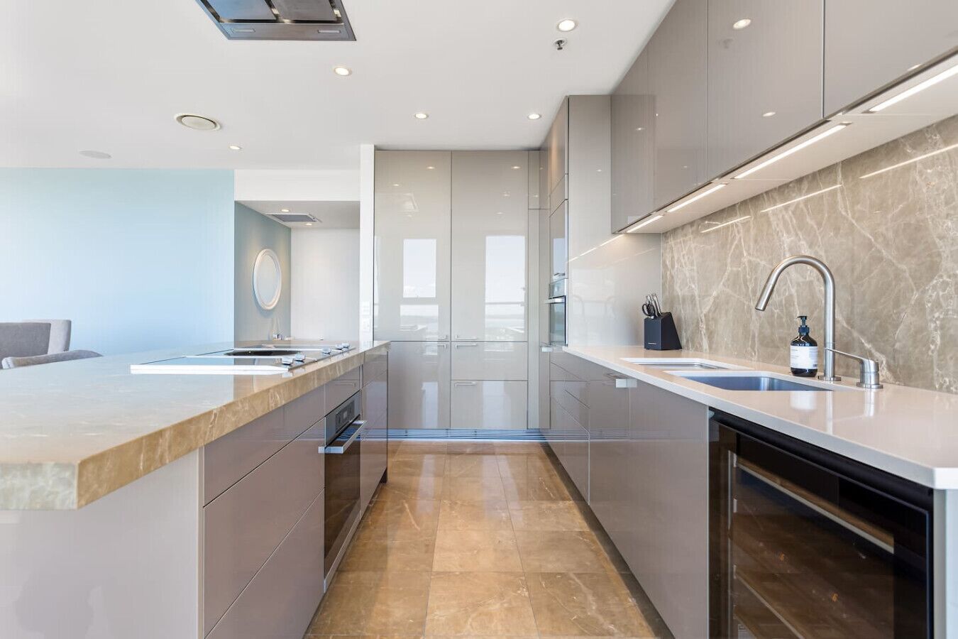 Premium finishes & integrated appliances – Enjoy cooking in a fully equipped kitchen with built-in oven, induction cooktop and wine fridge.
