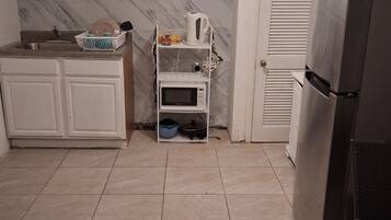 Réfrigérateur, micro-ondes, plaque de cuisson, cafetiÚre/bouilloire