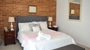 2 عدّة غرف نوم وخدمة الإنترنت وملاءات أسرّة