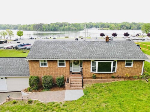 Lakeside Farmhouse: Walk to Marina/Golf/Tennis. 180° Water Views. 3 mi. to HPU