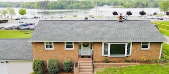 Lakeside Farmhouse: Walk to Marina/Golf/Tennis. 180° Water Views. 3 mi. to HPU