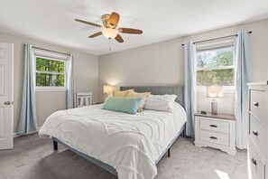 2 bedrooms, desk, iron/ironing board, free WiFi - Lakeside Farmhouse: Walk to Marina/Golf/Tennis. 180° Water Views. 3 mi. to HPU (High Point)