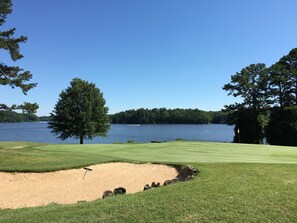 Un parcours de golf avec une étendue d'eau en arrière-plan.