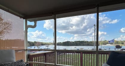 Lakeside Oasis 3 miles to HPU- Walk to Marina, Golf, Tennis. 180° Water Views