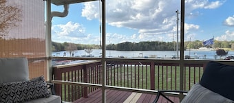 Lakeside Farmhouse: Family Oasis...Walk to Marina/Golf/Tennis. 180° Water Views