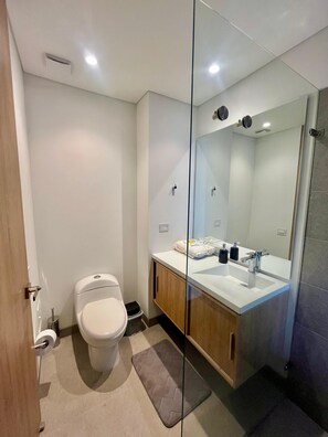 Sèche-cheveux, serviettes fournies, savon, papier toilette