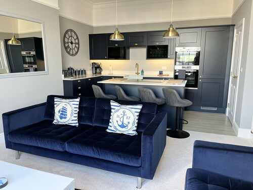 Stunning 2 bedroomed modern apartment overlooking the sea!