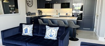 Stunning 2 bedroomed modern apartment overlooking the sea!