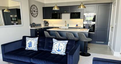 Stunning 2 bedroomed modern apartment overlooking the sea!