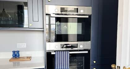 Stunning 2 bedroomed modern apartment overlooking the sea!