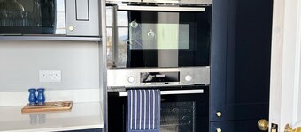 Stunning 2 bedroomed modern apartment overlooking the sea!