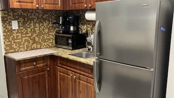 Refrigerador, microondas, cafetera y tetera y tostadora