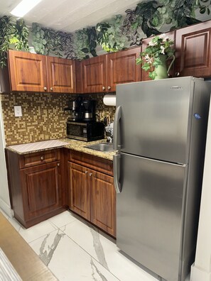 Fridge, microwave, coffee/tea maker, toaster - Sol studio in the middle of Miami (Miami)