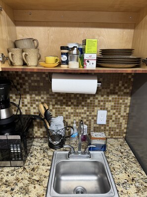 Refrigerador, microondas, cafetera y tetera y tostadora 