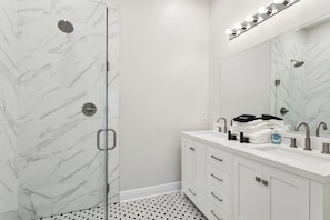Shower, hair dryer, towels, soap - The Lafitte Suite - French Quarter Views! (New Orleans)