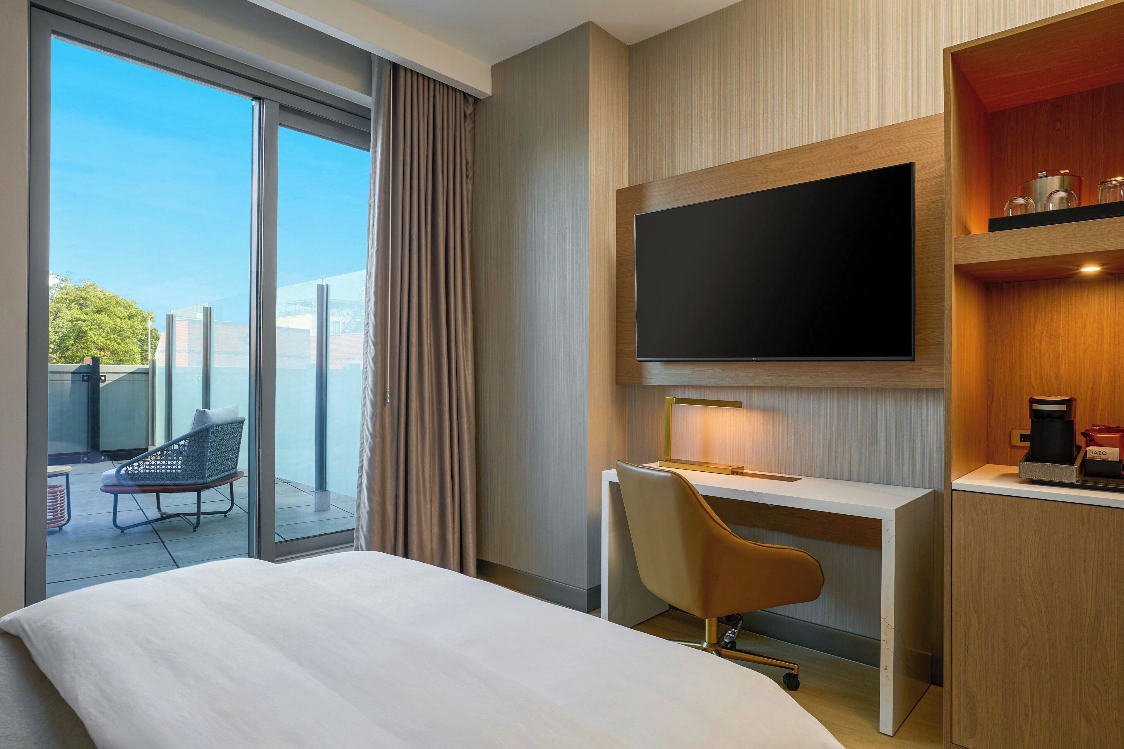 Premium Room, 1 Queen Bed, Non Smoking, Balcony