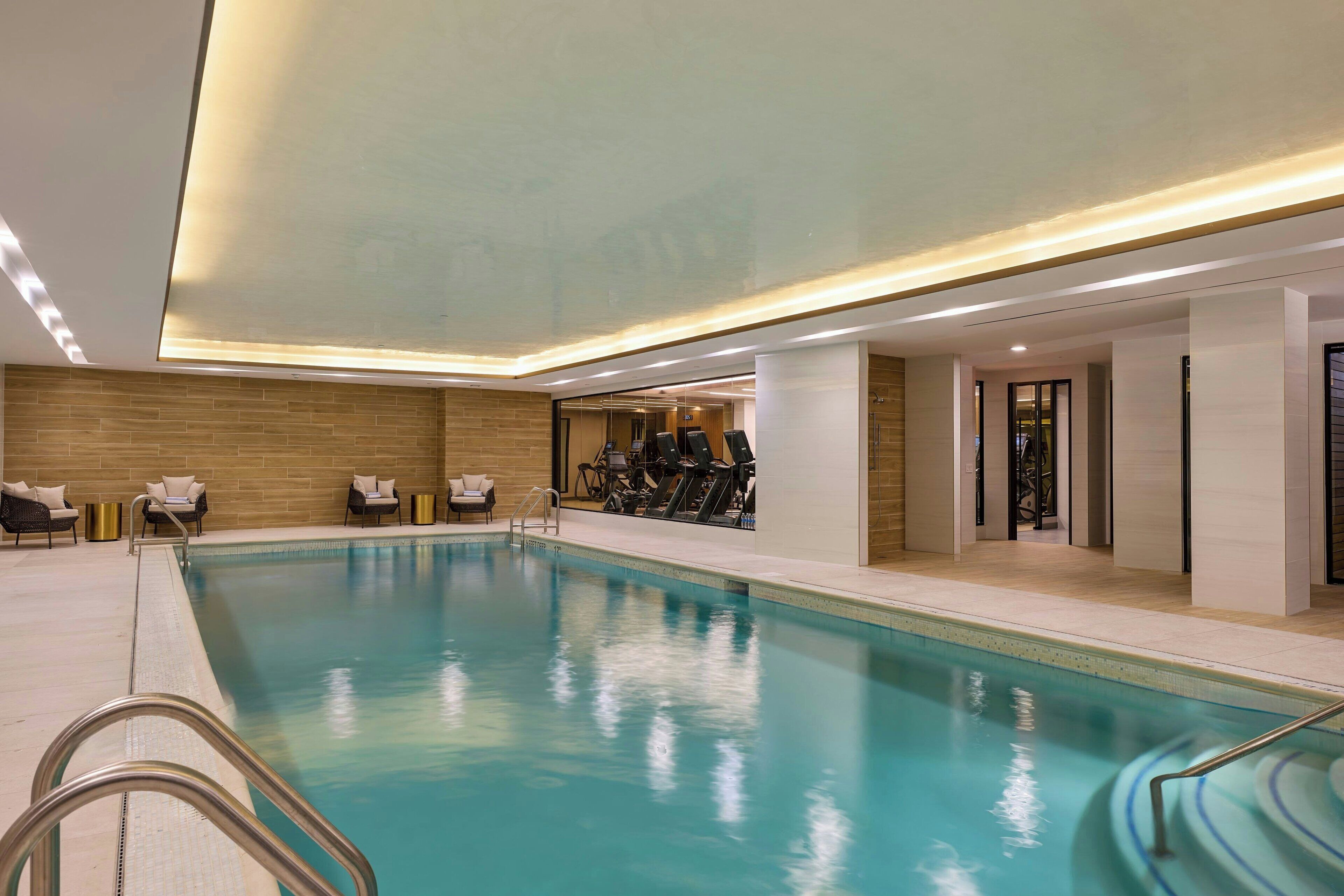 Piscine couverte, maîtres-nageurs sur place