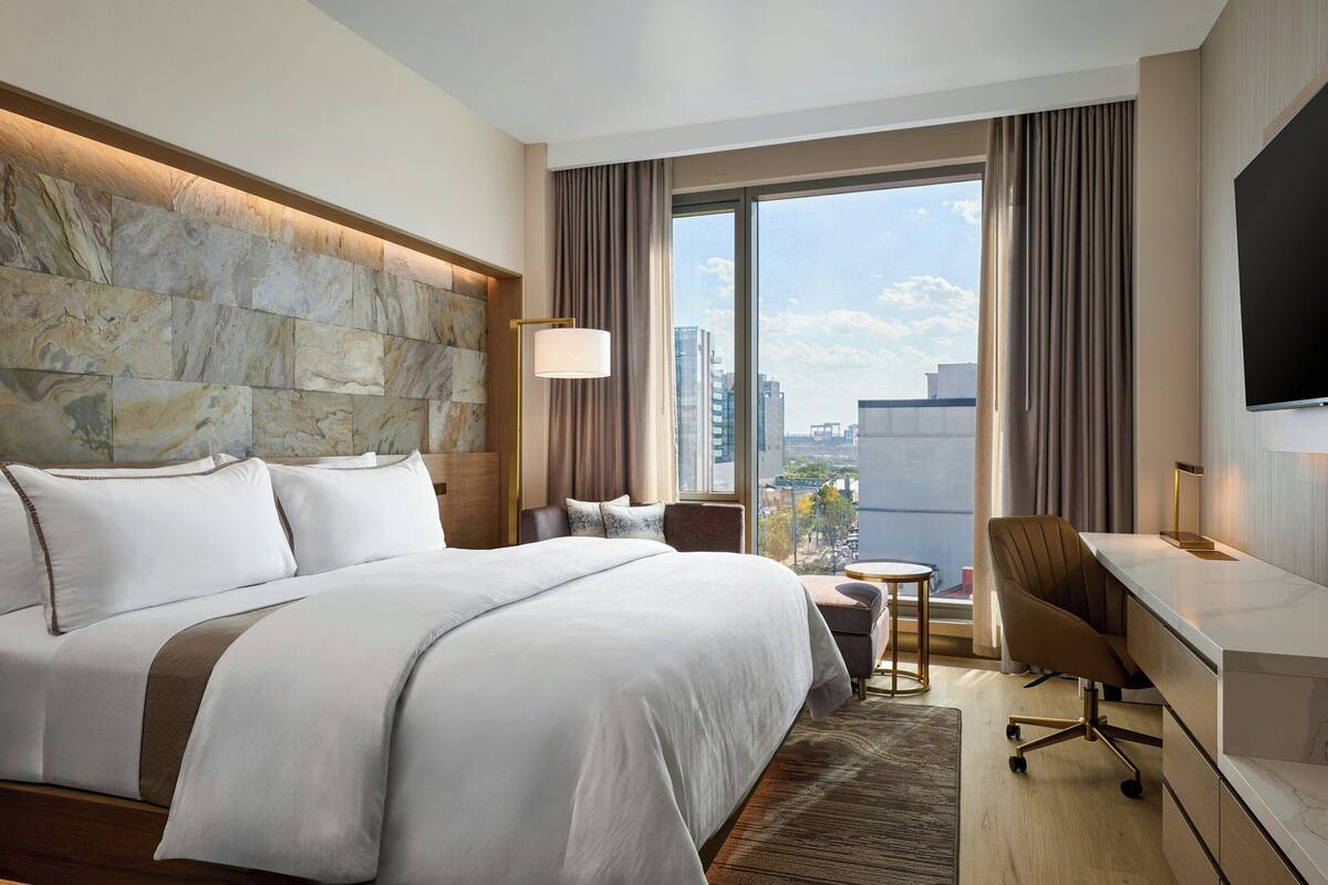 Deluxe Room, 1 King Bed, City View | Iron/ironing board, WiFi