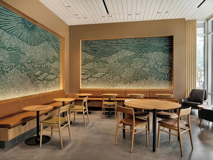 Een modern interieur met houten meubels, grote ramen en decoratieve wandpanelen.