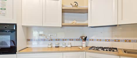 Geladeira, fogão, cooktop, talheres/pratos/utensílios de cozinha