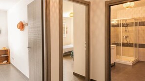シャワー、ヘアドライヤー、タオル