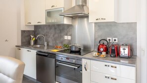 Réfrigérateur, micro-ondes, four, plaque de cuisson