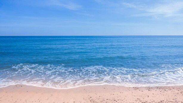 A beach with clear blue water and a sandy shore. - Casa Verde (San-Nicolao)