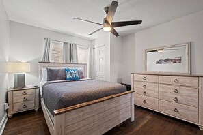 2 bedrooms, desk, iron/ironing board, WiFi - Charming Bungalow with Spacious Yard (Overland Park)