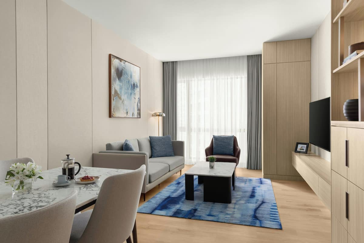 Appartement, 1 chambre, non-fumeurs | Salle de séjour | TV connectée de 55 pouces avec chaînes par satellite