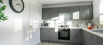 Spacious 4 Bed House for Contractors – Parking • Wi-Fi • Lincoln