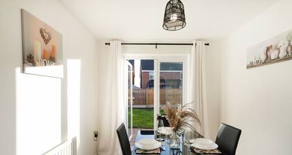 Spacious 4 Bed House for Contractors – Parking • Wi-Fi • Lincoln