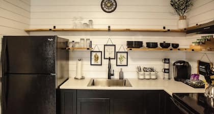Cambrian & Co. Loft Cozy, Charming, Downtown Ease