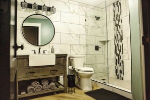 Dutxa, assecador de cabells, tovalloles i sabó