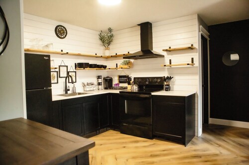 Cambrian & Co. Loft Cozy, Charming, Downtown Ease