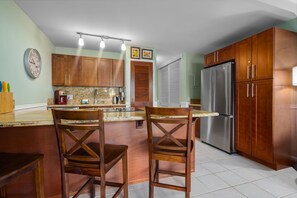 Kylskåp, mikrovågsugn, ugn och spishäll