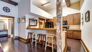 Een koelkast, een magnetron, een oven, een kookplaat