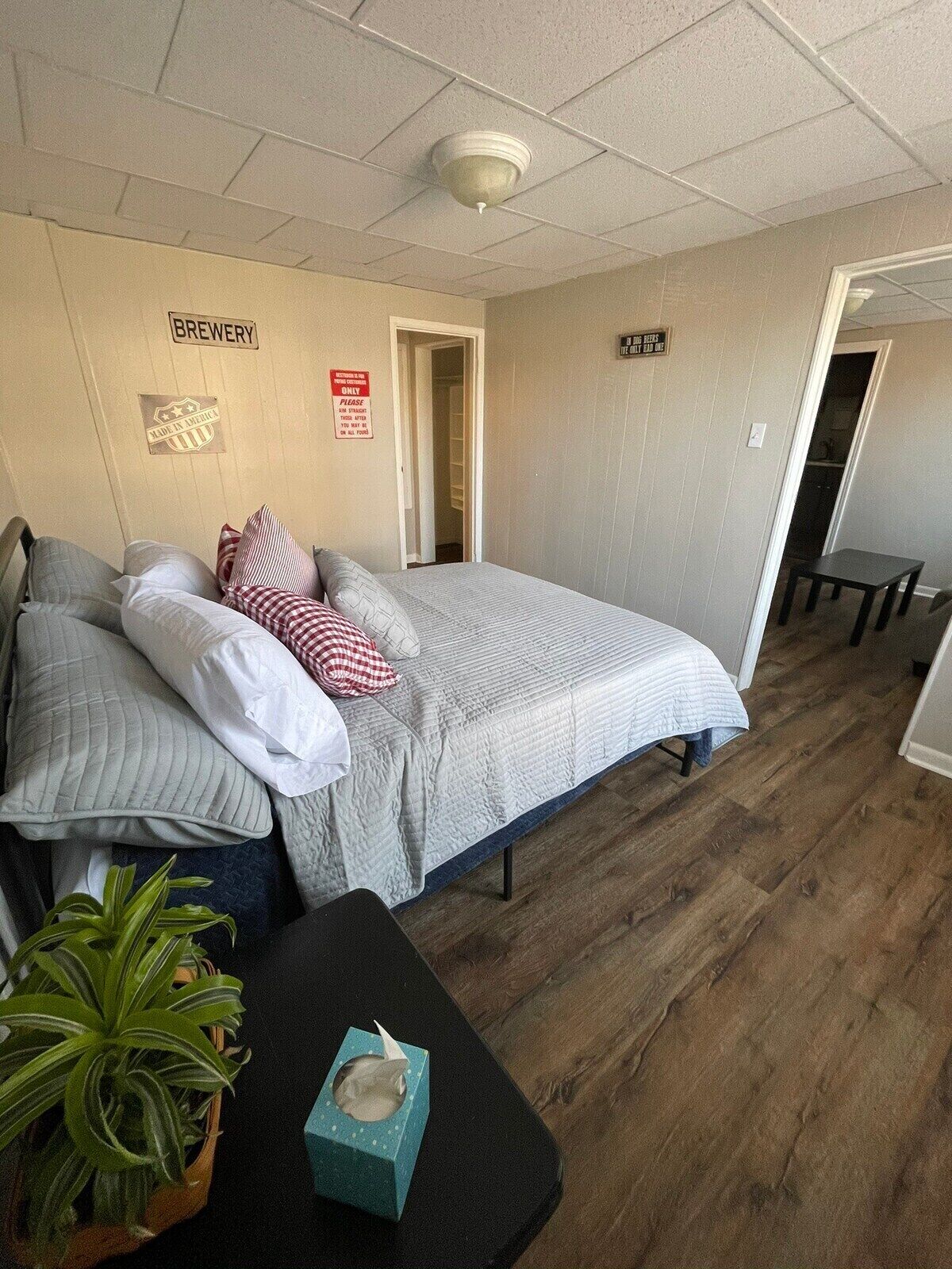 1 habitación, tabla de planchar con plancha, wifi gratis y ropa de cama 