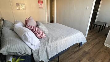 1 habitación, tabla de planchar con plancha, wifi gratis y ropa de cama