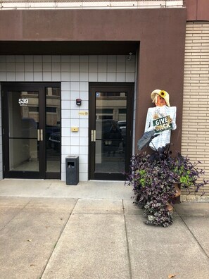 Entrada de un edificio con un letrero que dice "539 Suite A" y un letrero de "Dona" en una figura.