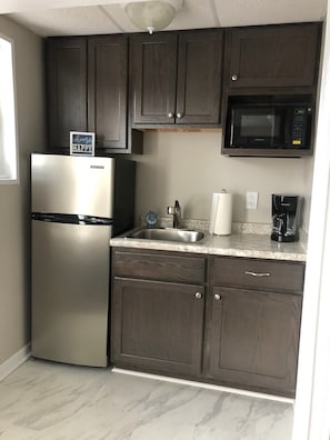Coffee/tea maker, fridge, microwave, stovetop - Modern apartment in downtown Coshocton (Coshocton)