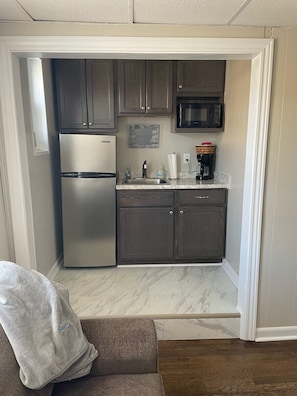 Fridge, microwave, stovetop, coffee/tea maker - Modern apartment in downtown Coshocton (Coshocton)