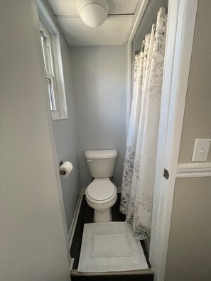 Shower, hair dryer, towels - Modern apartment in downtown Coshocton (Coshocton)