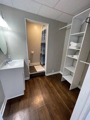 Shower, hair dryer, towels - Studio Apartment on Main Street in Coshocton (36) (Coshocton)